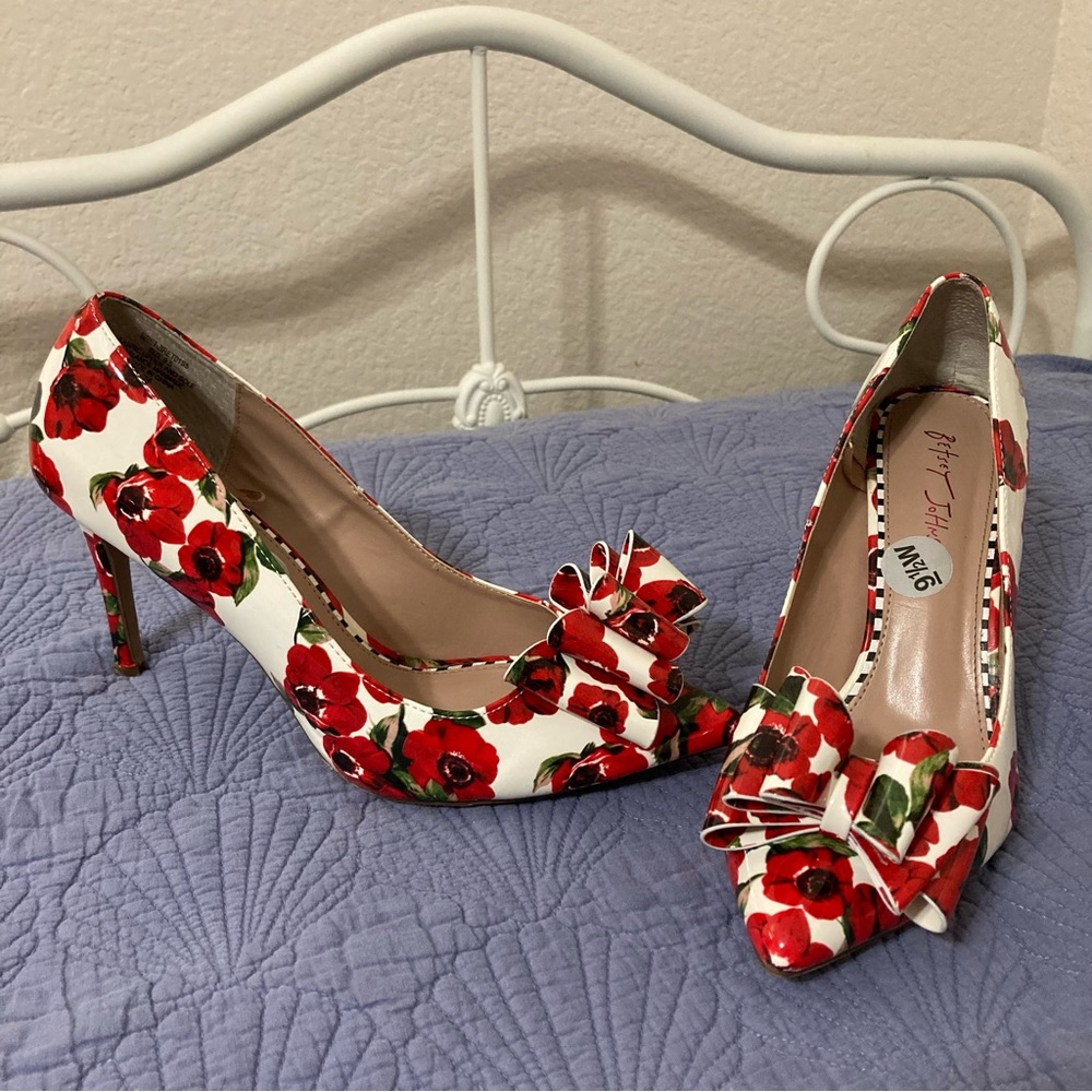 Betsy Johnson Floral Bow Pumps Size 9.5